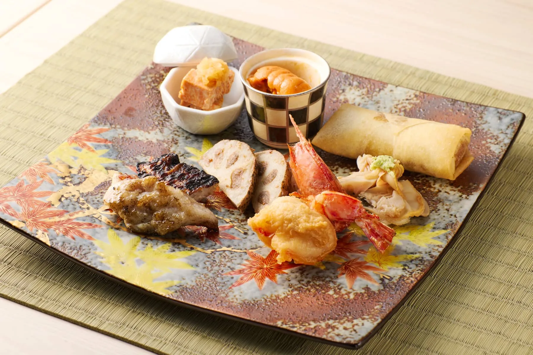 カマス麹漬け、蕎麦ガレットホタテ巻、車海老真蒸(しんじょう)、煮蛤箱寿司、ウニパフェ、あん肝、太刀魚カレー春巻き