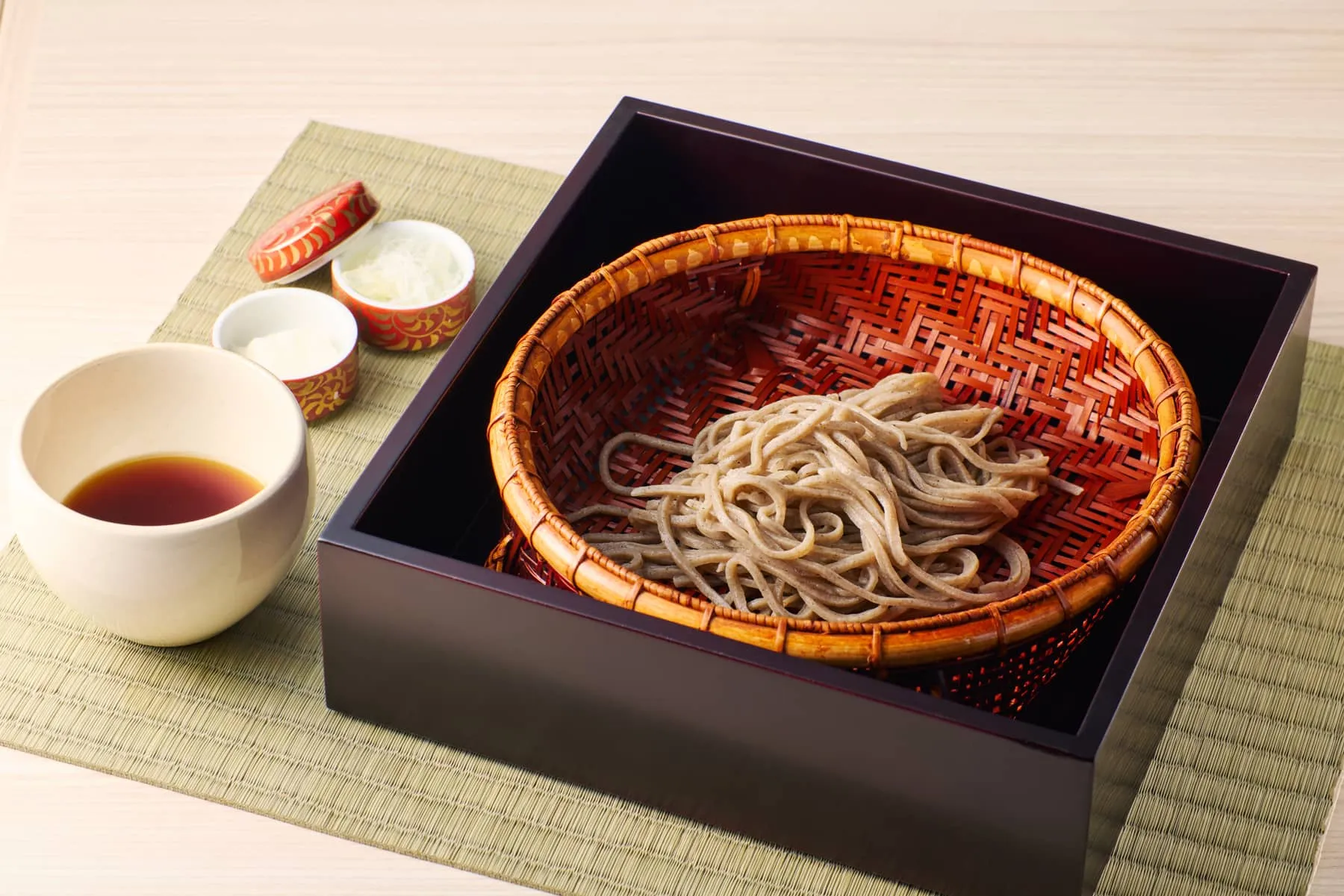 せいろ or かけ追加メニュー天ぷらそば、辛味大根、ごまだれ、ざる（海苔）、カレー、鴨せいろ、蟹蕎麦、カラスミ、変わり蕎麦（旬の物を練り込んだ蕎麦）*追加メニューをご注文の際には、コース代とは別にご料金が発生いたします